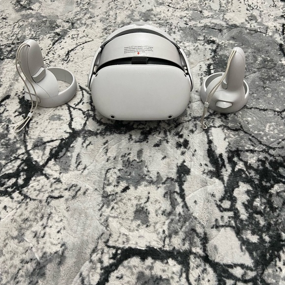 Oculus Quest 2 - Picture 2 of 4